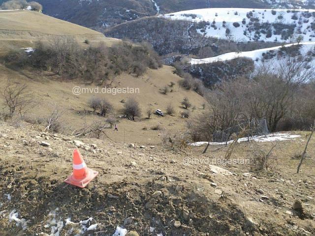 В Дагестане легковушка сорвалась в 25-метровый обрыв