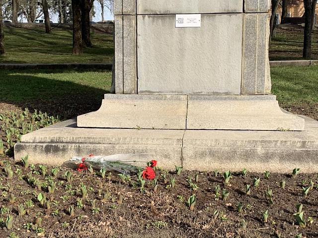 Кто-то возложил цвету к памятнику Марксу у мэрии Ставрополя 