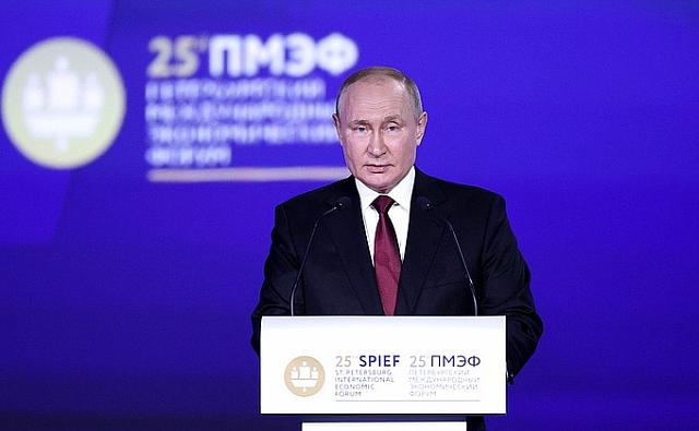 Путин на ПМЭФ предложил снизить ставку по льготной ипотеке 