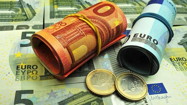 Евро стал стоить более 64 рублей впервые с 12 октября