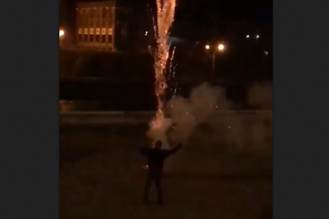 Во Владикавказе отчаянный парень исполнил лезгинку в эпицентре  фейерверков