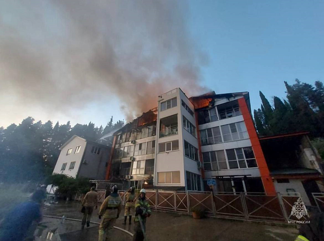 В Сочи из горящей многоэтажки эвакуировали 60 человек