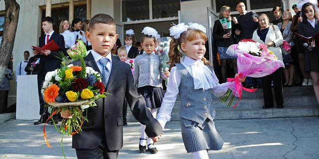 В Хабаровске на школьной линейке выступила полуобнажённая танцовщица: видео 