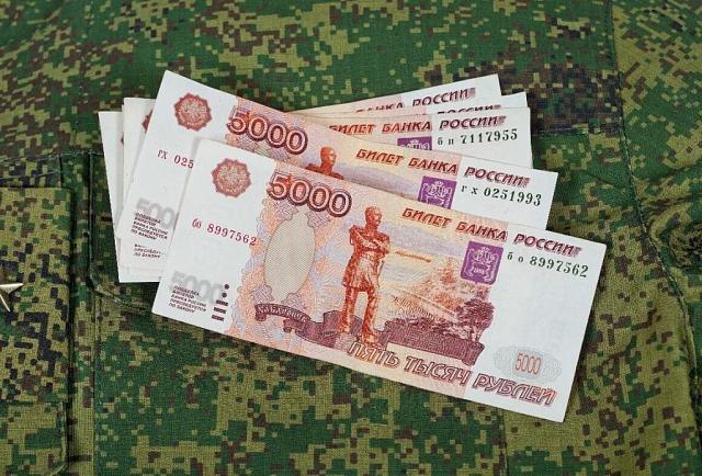 Подписан указ о единовременной выплате контрактникам 195 тысяч рублей 