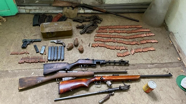 Житель Владикавказа хранил дома автомат, пистолеты и другое оружие