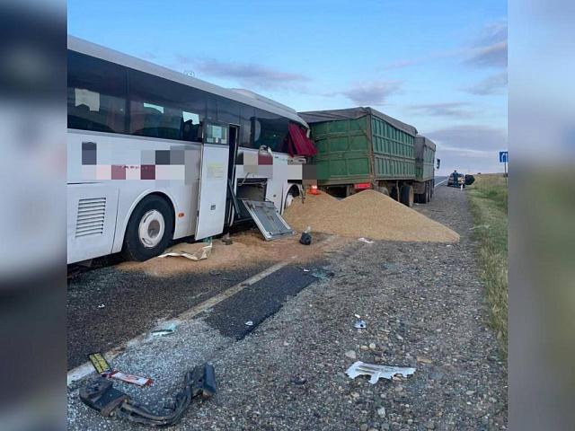 Восемь человек пострадали в аварии с автобусом на Ставрополье 