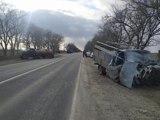 На Ставрополье водитель «ГАЗели» врезался в «ЗИЛ» и погубил пассажира