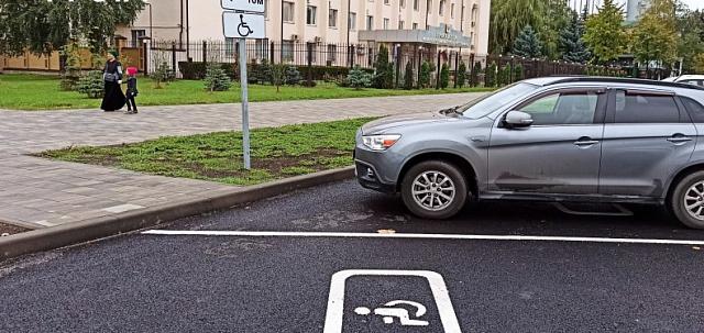Активисты Нальчика требуют оснастить парковки для инвалидов съездами на тротуар