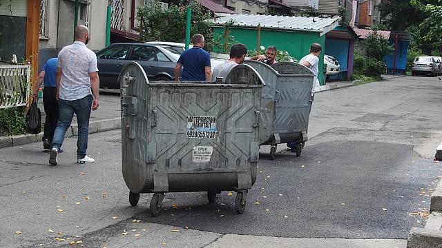 Во Владикавказе появились «мусорные» указатели: видео