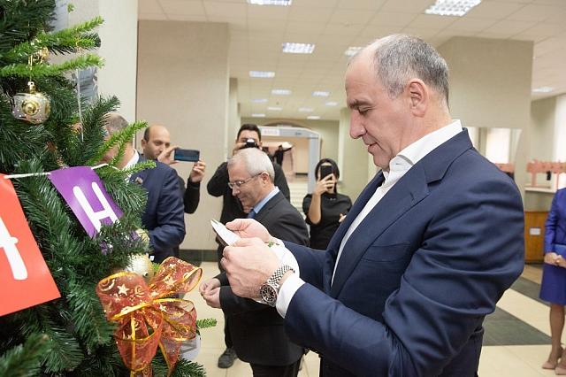 Около 30 000 детей из КЧР получат сладкие новогодние подарки от Рашида Темрезова