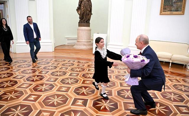 Путин встретился с 8-летней девочкой после ее слез от неудачной попытки увидеть президента в Дербенте
