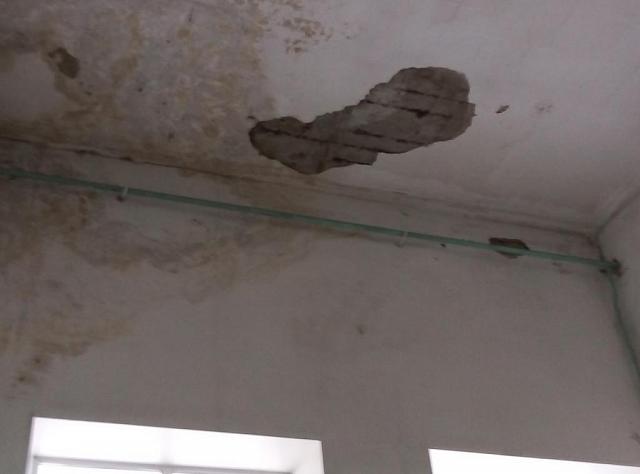 В Светлограде УК не спешила ремонтировать протекающую в общежитии крышу