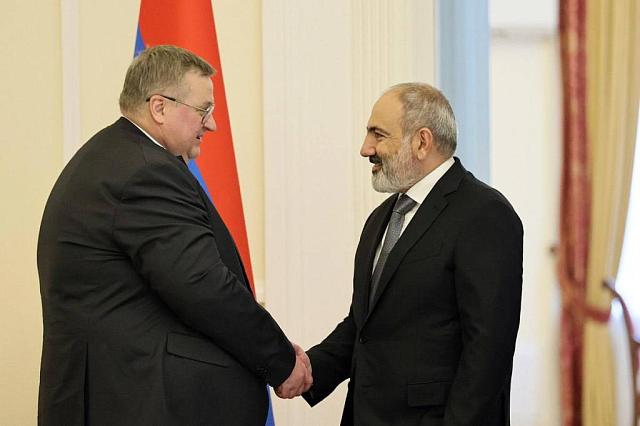 В Армении вице-премьер РФ Оверчук обсудил политические вопросы с главой кабмина этого государства Пашиняном
