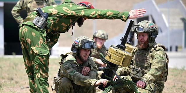 Богословы из Чечни учатся военному делу в университете спецназа