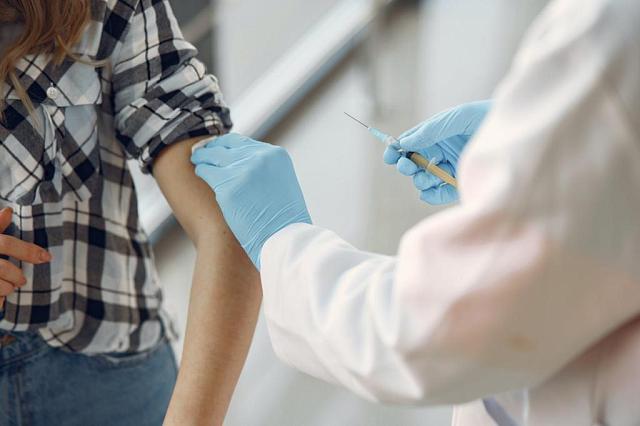 Минздрав России считает, что целесообразно уйти от массовой вакцинации от коронавируса