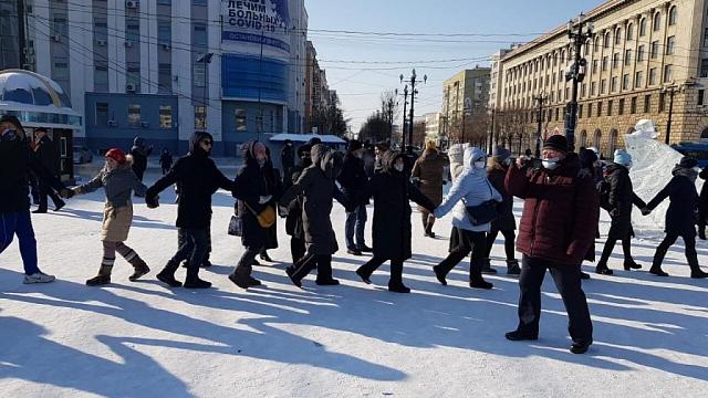 Невероятный способ митинговать изобрели жители Хабаровска: они водят хоровод