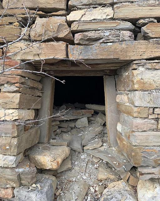 Полуподземный склеп обнаружили исследователи в горах Ингушетии