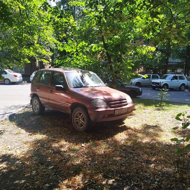 Житель Ставрополя припарковал автомобиль на газоне  