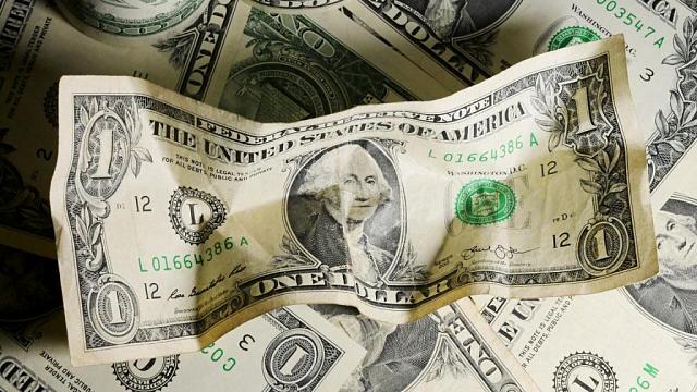Жителям России посоветовали, как поступать с долларами