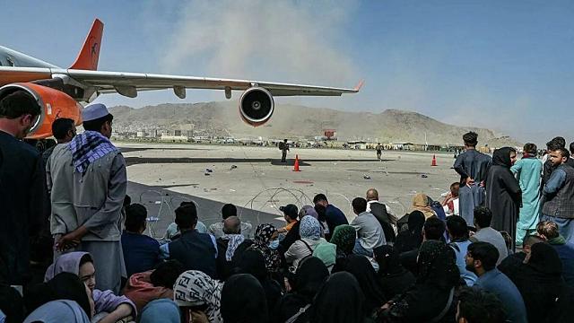 Более 60 человек погибли при взрывах в аэропорту Кабула