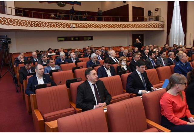 Депутат обрушился с критикой на исполнительную власть на заседании парламента Дагестана