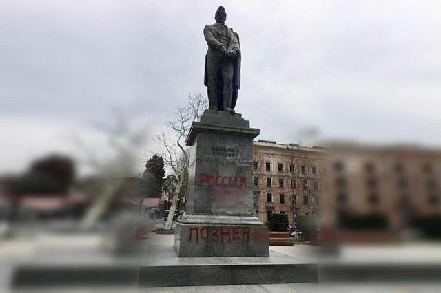 В Тбилиси осквернили памятник Грибоедову после визита Познера