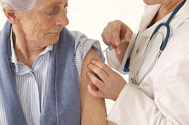 Людей старше 60 лет внесли в приоритетную группу вакцинации от COVID-19