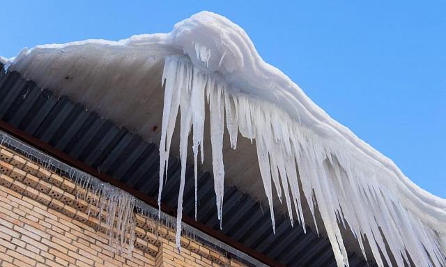 В мэрии Ставрополя рассказали, кто проследит за льдом на крыше