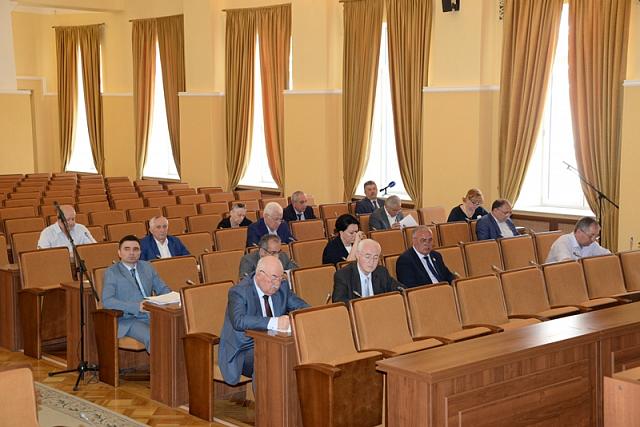 В Северной Осетии депутаты хотят увеличить пособия, чтобы снизить нагрузку на бюджет 