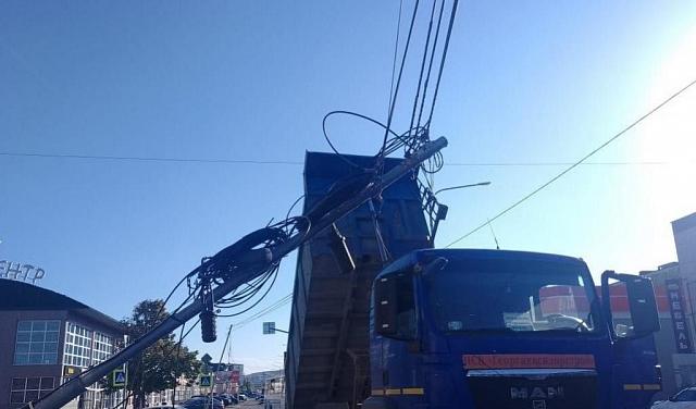 В Минводах на грузовик упал электрический столб с проводами