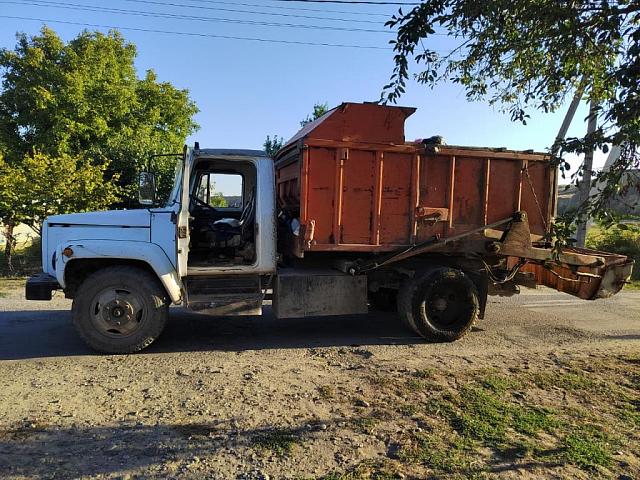 В Северной Осетии водитель мусоровоза уронил пассажира с подножки и наехал на него