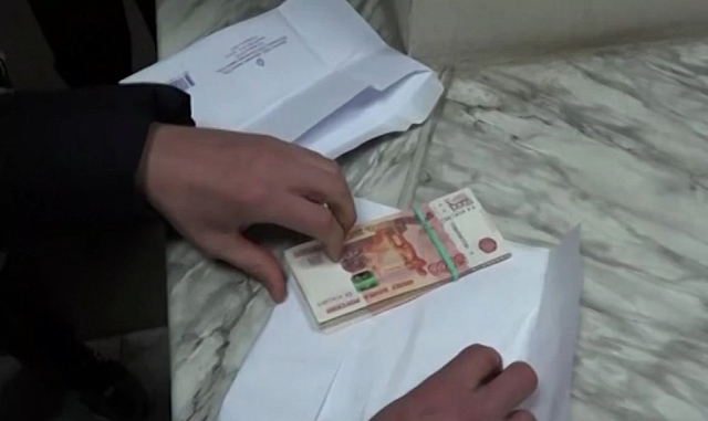 Налоговый инспектор из Ингушетии попался на взятке в 100 тысяч рублей