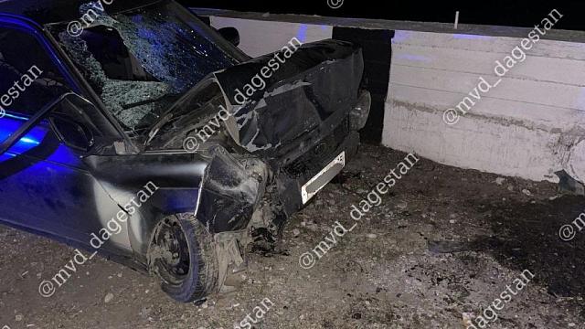 В ДТП в Дагестане погиб 22-летний пассажир LADA Priora, которая врезалась в бетонное ограждение 