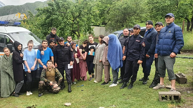 В Дагестане сотрудники МВД и спасатели помогли туристам спуститься с гор