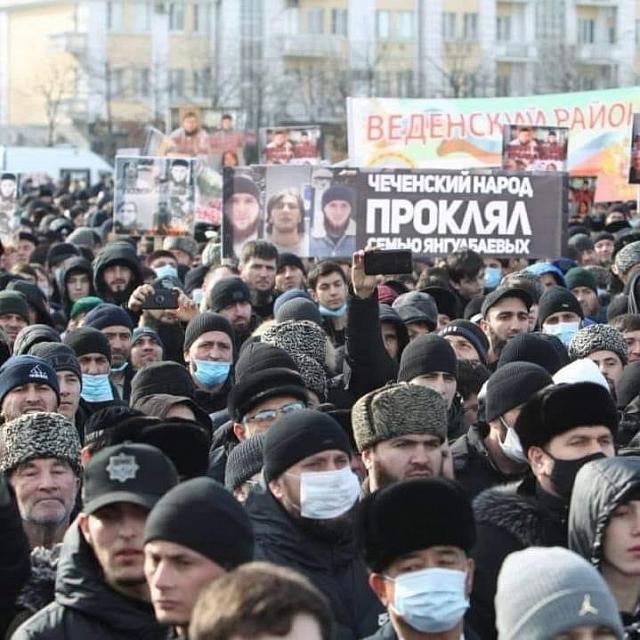 В Грозном на митинге сожгли плакаты с изображением семьи Янгулбаевых 