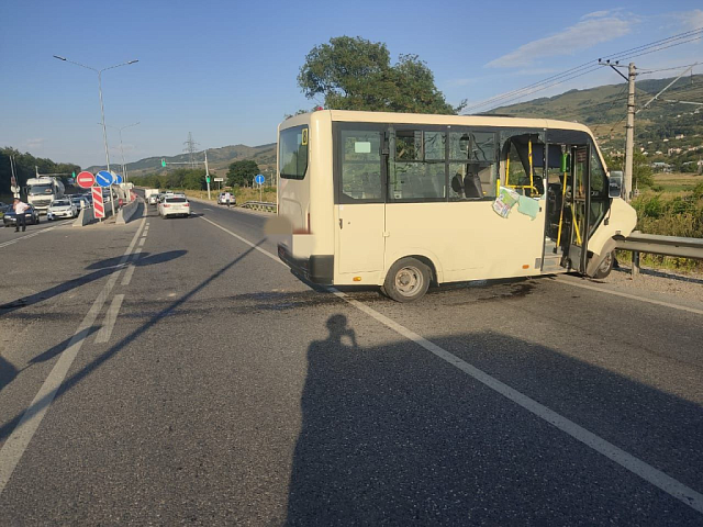 В Кисловодске в ДТП с рейсовым автобусом пострадали 3 человека