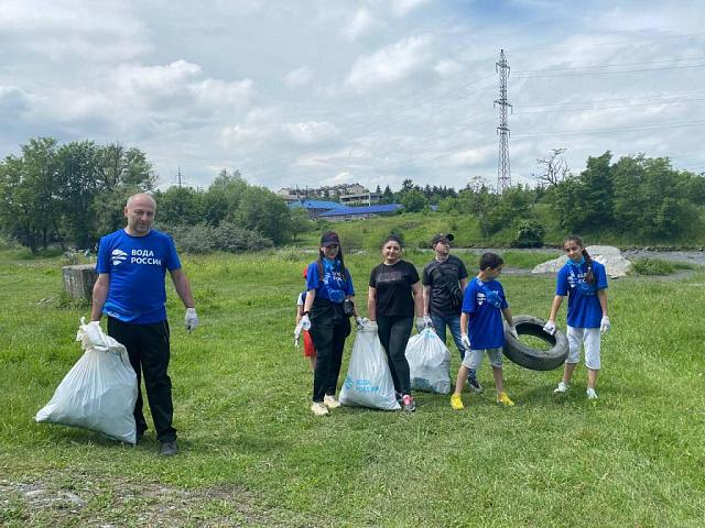 Во Владикавказе экоактивисты очистили береговую линию реки Терек