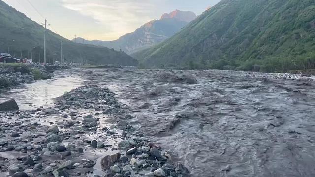 В Северной Осетии паводки подмывают федеральную трассу возле «Верхнего Ларса»