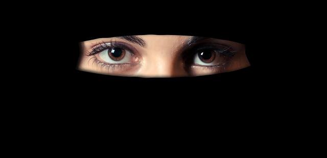 Продавщица в хиджабе подверглась критике со стороны покупателя 