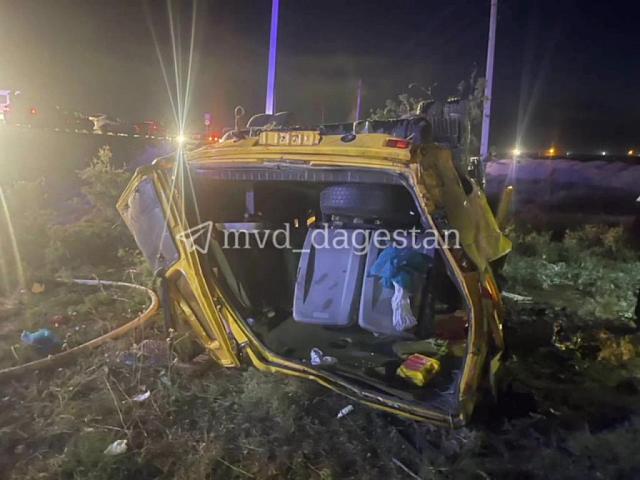  Водитель и 7 пассажиров маршрутки пострадали при наезде на корову в Дагестане