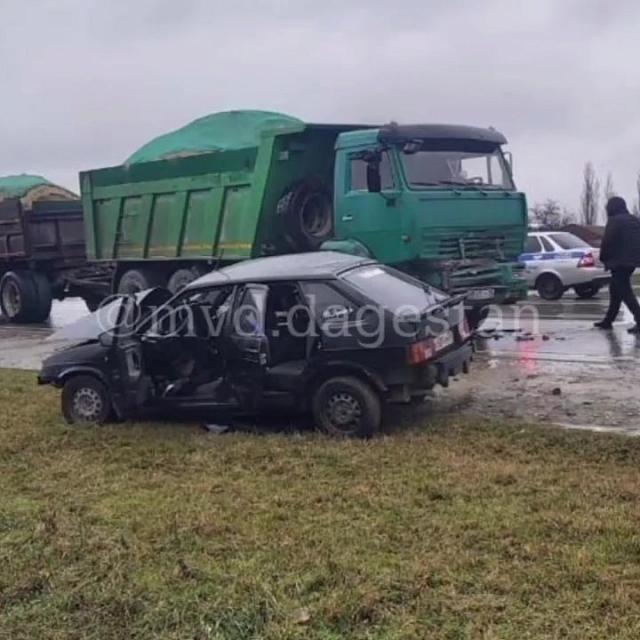 В Дагестане водитель-бесправник на легковушке устроил смертельное ДТП с грузовиком