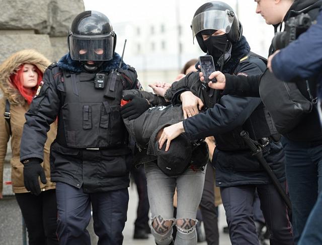 В РФ удвоилось число нападок на активистов, освещающих политику     