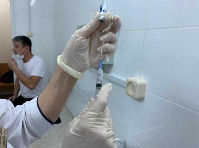 В Махачкале 12 прививочных центров начали массовую вакцинацию от коронавируса