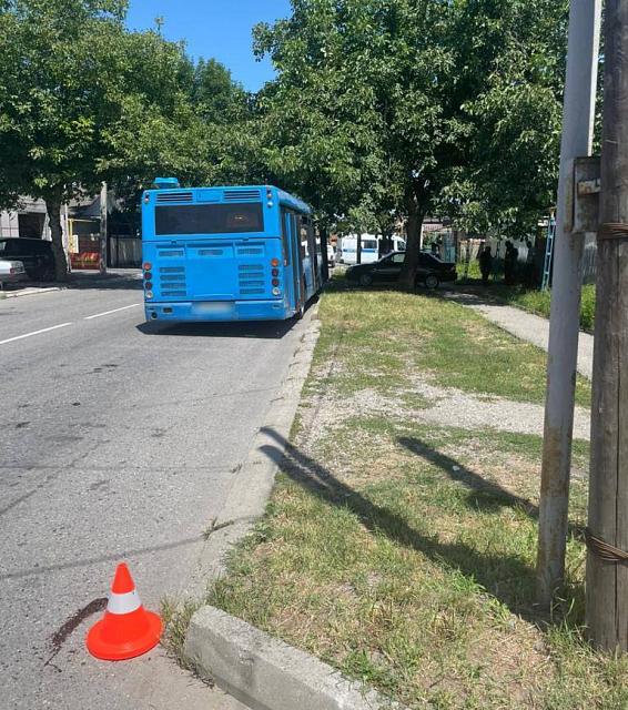 В Нальчике пенсионерка выпала из открытой двери автобуса