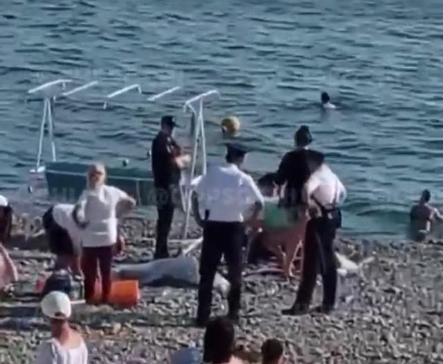 На пляже в Сириусе скоропостижно умер мужчина