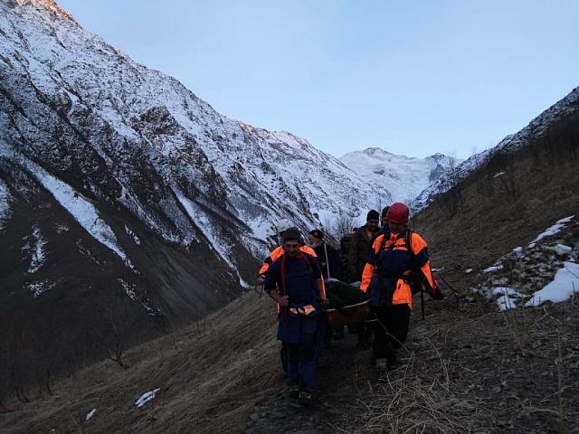 В горах Северной Осетии сотрудники МЧС вместе с пограничниками спасли альпиниста