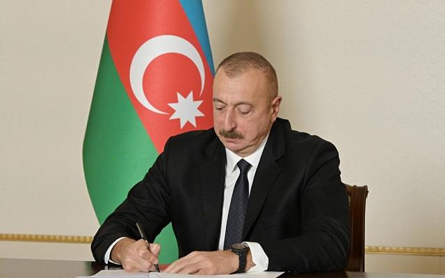 Президент Азербайджана присвоил высокие звания ряду лиц