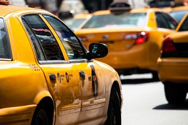 МВД «концептуально поддержало» предложение о запрете стоянки такси в жилой зоне свыше получаса