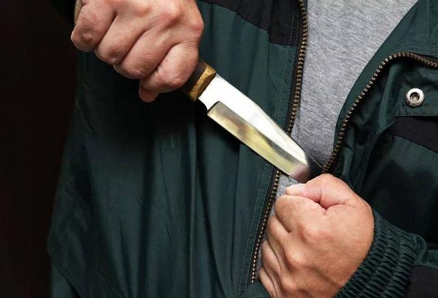 Разбойник с ножом обчистил кассу магазина во Владикавказе