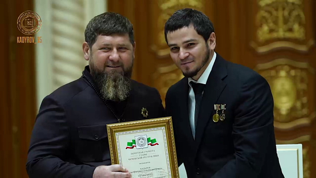 В Чечне Кадыров вручил Почётную грамоту Кадырову 